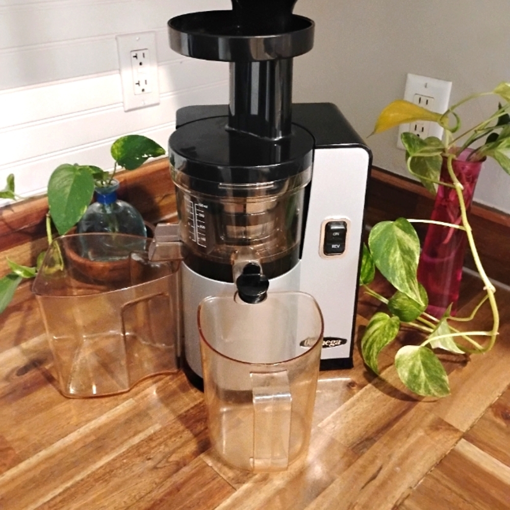 Omega juice extractor VSJ843QS Vertical Square Low-Speed